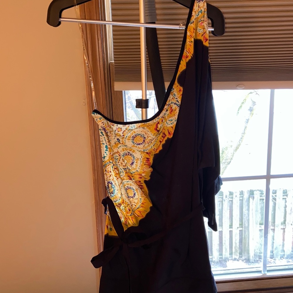 One shoulder yellow/black rampage shirt
